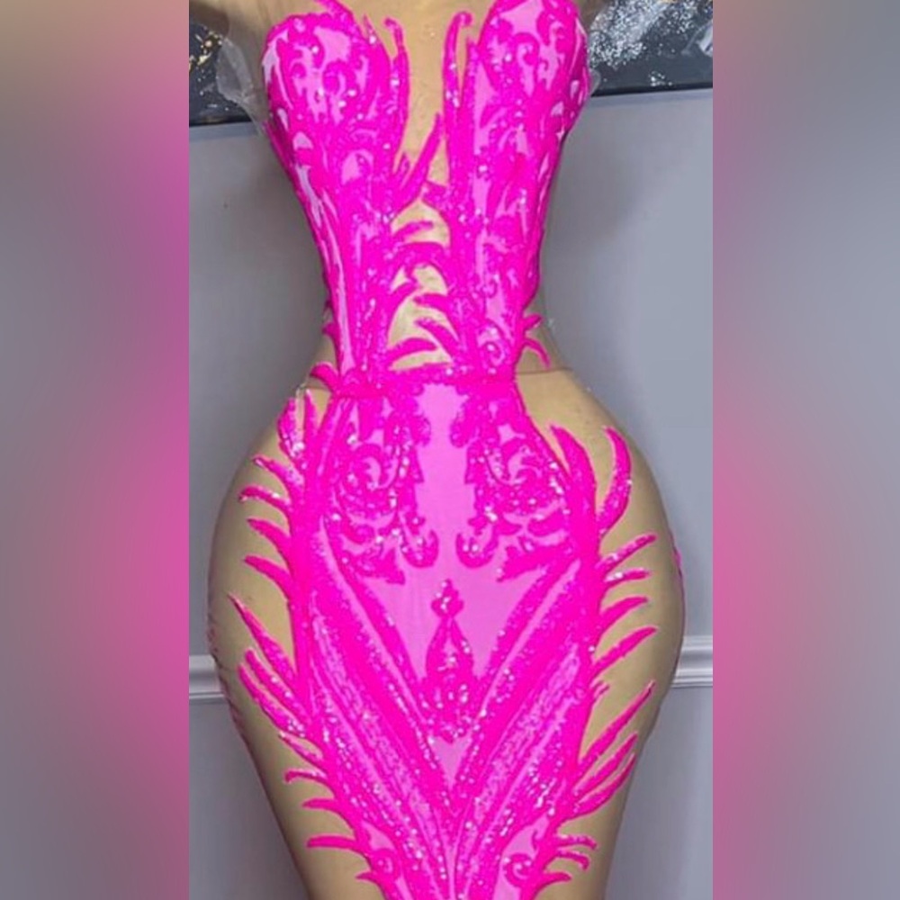 Birthday,prom,homecoming dress. Beautiful, hot pink dress for any bomb occasion.